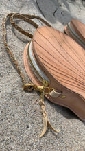 Load image into Gallery viewer, Scallop Purse