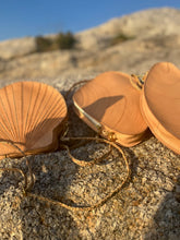 Load image into Gallery viewer, Scallop Purse