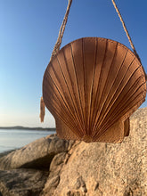 Load image into Gallery viewer, Scallop Purse