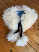 Load image into Gallery viewer, Fluffy Sheepskin Collars (mineral-tanned)