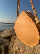 Load image into Gallery viewer, Clam purse