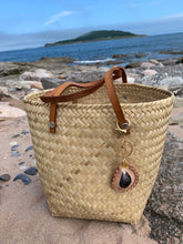 Load image into Gallery viewer, Bag charm/Keychain - Mussel Shell