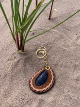 Load image into Gallery viewer, Bag charm/Keychain - Mussel Shell