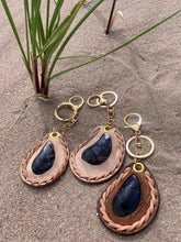 Load image into Gallery viewer, Bag charm/Keychain - Mussel Shell