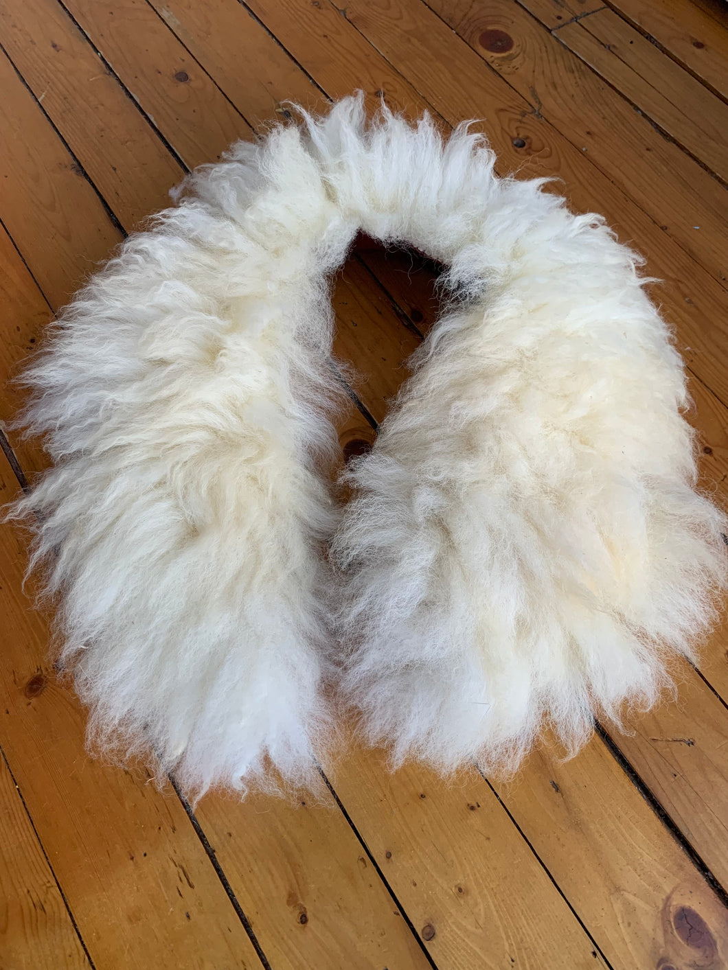 Fluffy sheepskin stole (mineral-tanned)