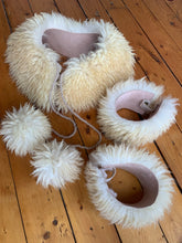 Load image into Gallery viewer, Sheepskin cuffs (bark-tanned)
